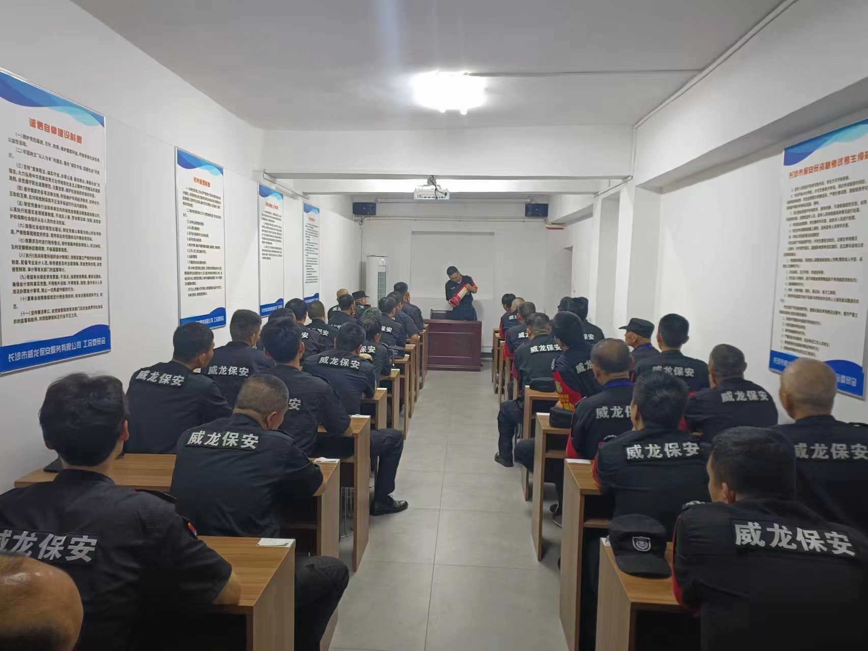 长沙市威龙保安服务有限公司,威龙保安服务,长沙保安公司,湖南保安服务,银行保安,安保公司,明星安保